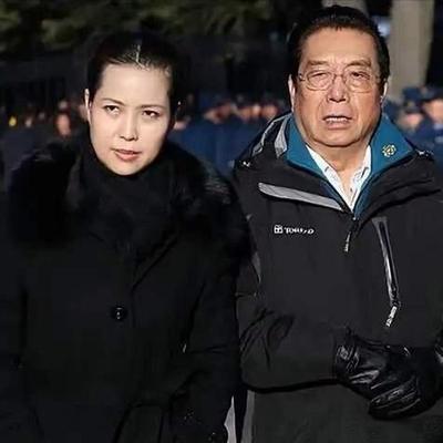 1990年，李双江要娶学生梦鸽。母亲老泪纵横道：你是不是老糊涂了，她那么年轻，你