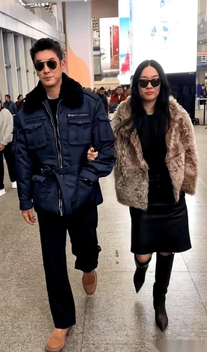 说真的，别光盯着霍思燕身上的珠光宝气看，觉得她越来越像李湘。甚至有人说她俩撞型