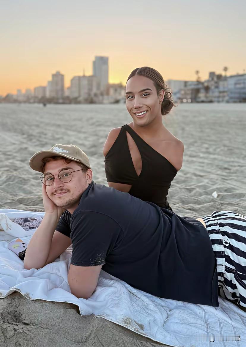 这个女子没有胳膊没有腿，只有上半身，残疾到这种程度，生活是根本不能自理的，但人家