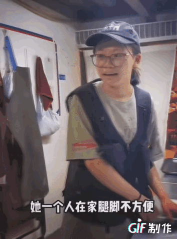 “这格局，我服了！”后厨女员工打包剩菜被老板撞见，慌着解释是给腿脚不便的妈妈带，