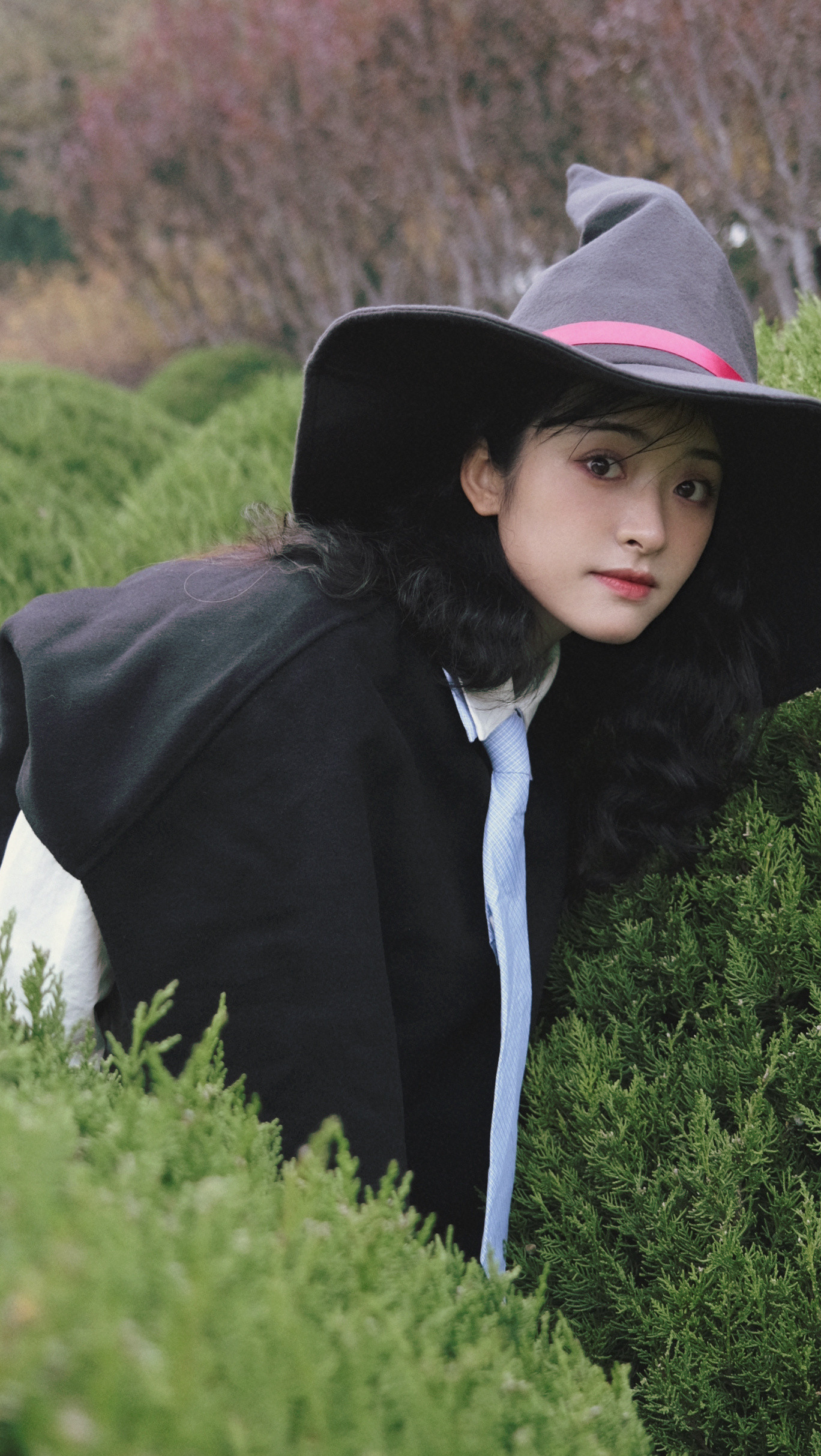 沈月少女头像：黑白色彩穿搭，甜美可人。沈月