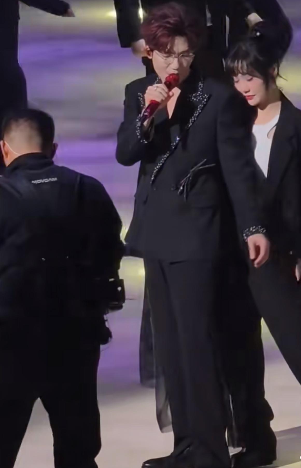 楚生你怎么还牵上了手、摸了脸呢？我天，嫉妒真的让人好抓狂。今天的“荒芜之境”