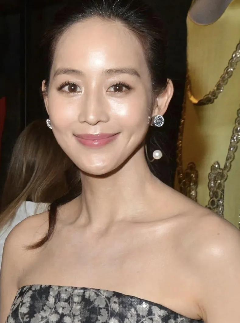 何润东说：“张钧甯每天早上起来就要吃煎羊排，热量和数量都远超常人。她睡觉是为了第