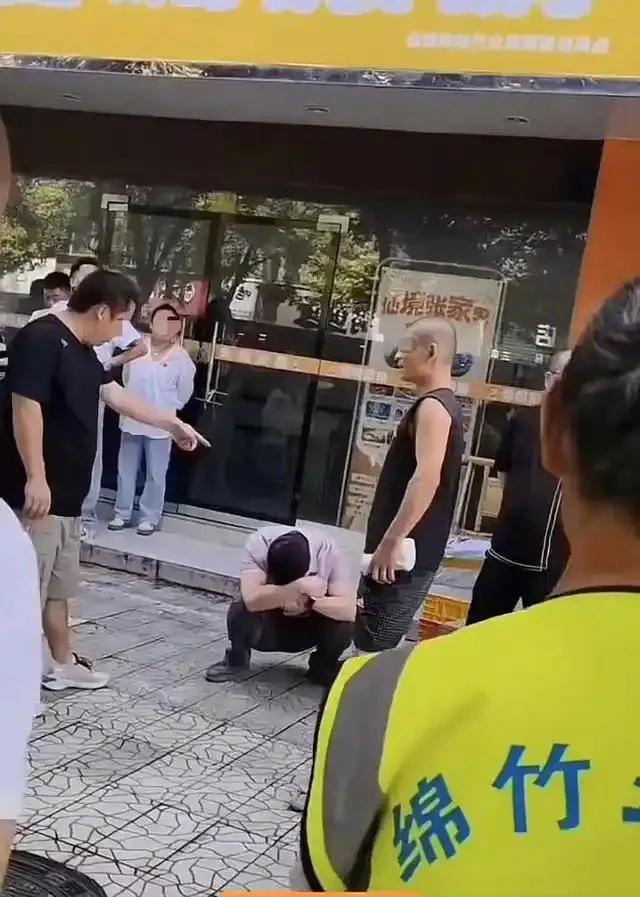 真丢人，年纪轻轻的，竟然去干厕所偷拍这种龌龊事。四川绵竹一年轻男子女厕偷拍被