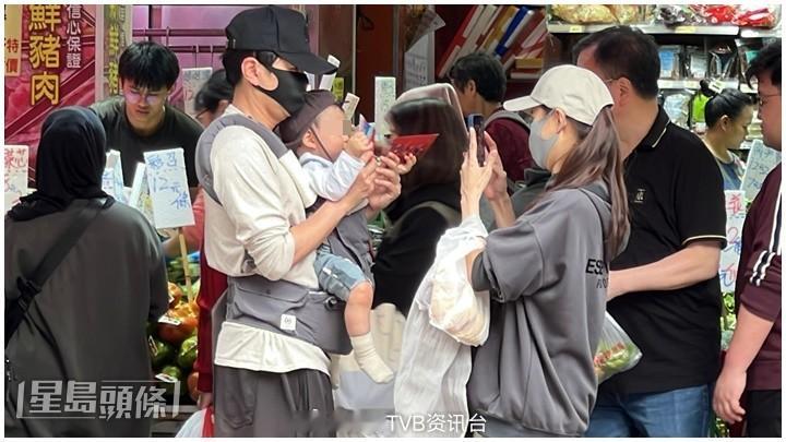 星岛：萧正楠黄翠如贴地出巡“萧哈哈”大受街坊欢迎一家三口街市买菜狂收利是｜独