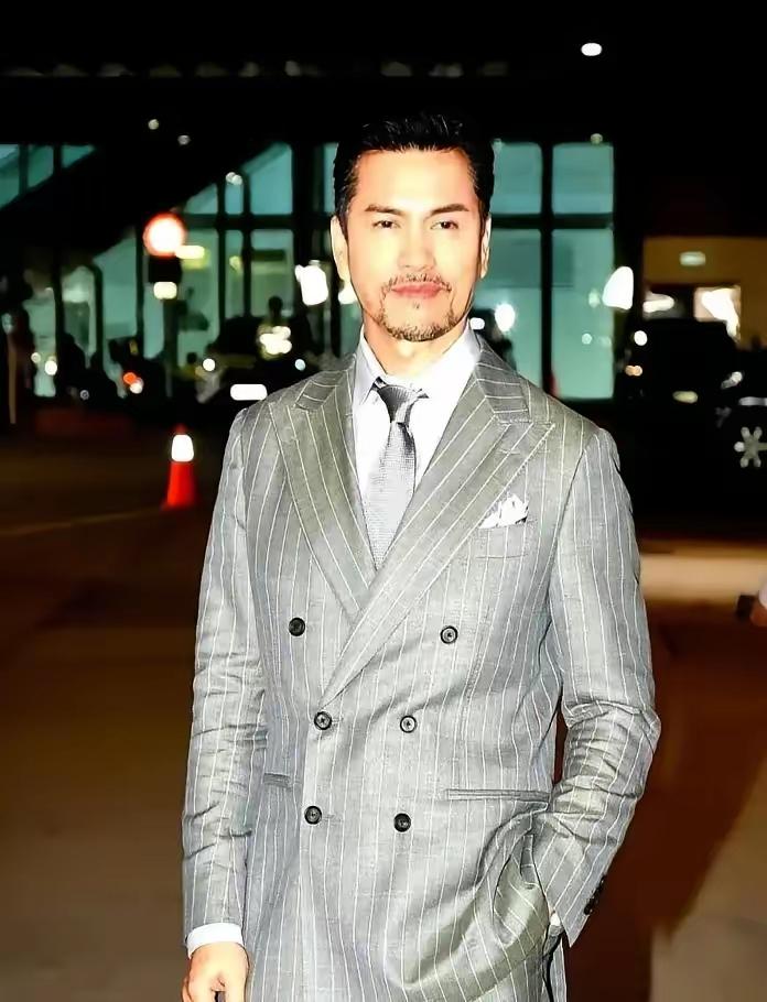 70岁的吕良伟，体检报告上的生理年龄写着39.9岁。这数字一出来，谁看了不愣一下