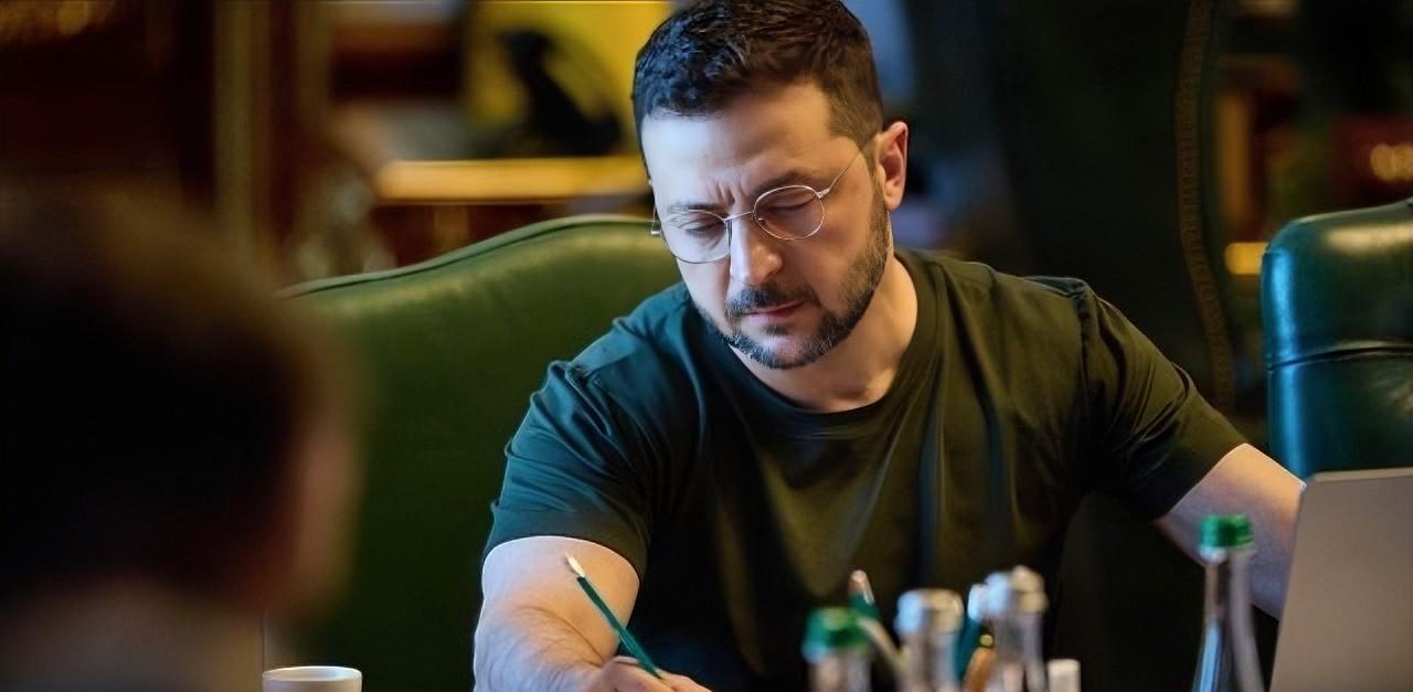 就在今天，日本新任首相高市早苗与乌克兰总统泽连斯基进行了三十分钟简短通话。高市早