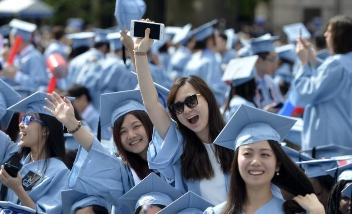 一学弟说他在德国留学那会，隔壁屋的波兰小哥差点因为没交医保而被勒令退学，这哥们成