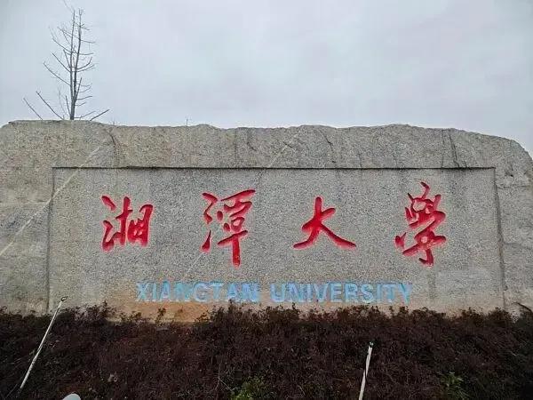说实话，他应该感谢母亲，冒险生下了他，同时，还给了他一个更好的家庭。但是，他的小