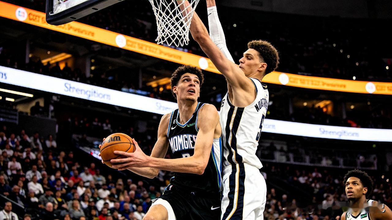 家人们谁懂啊！NBA两大“竹竿巨星”的对决也太炸裂了吧！🤯霍姆格伦单挑文