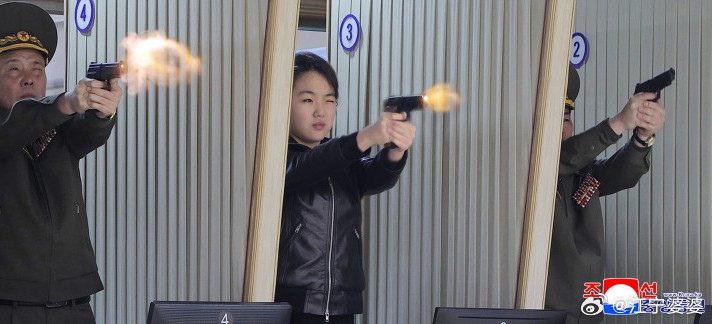 将军视察了朝鲜轻武器工厂，并带领主要领导同志试射了朝鲜新型国产手枪。将军对开发生