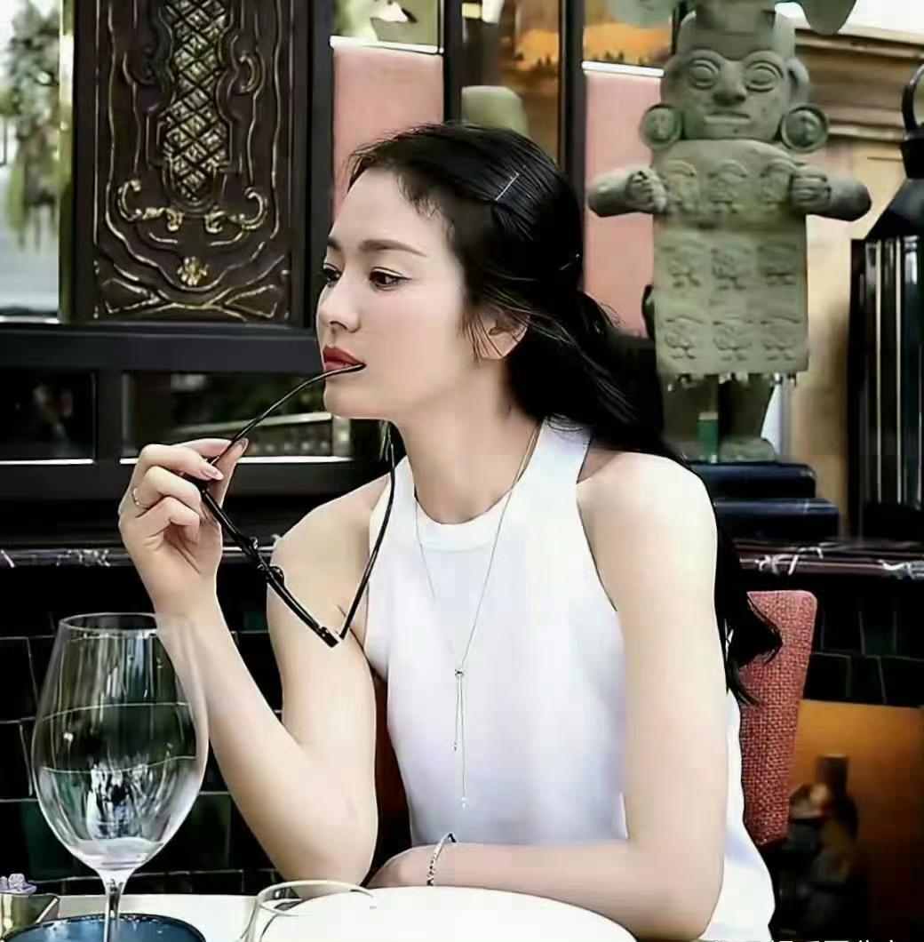 近日曝光的宋慧乔近照，状态实在令人惊叹——肌肤紧致，笑容明媚，整个人散发着青春的