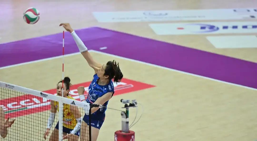 朱婷触球骤减35%昨晚打米兰，她只扣了11次。二传沃沃什给右翼哈克传了28