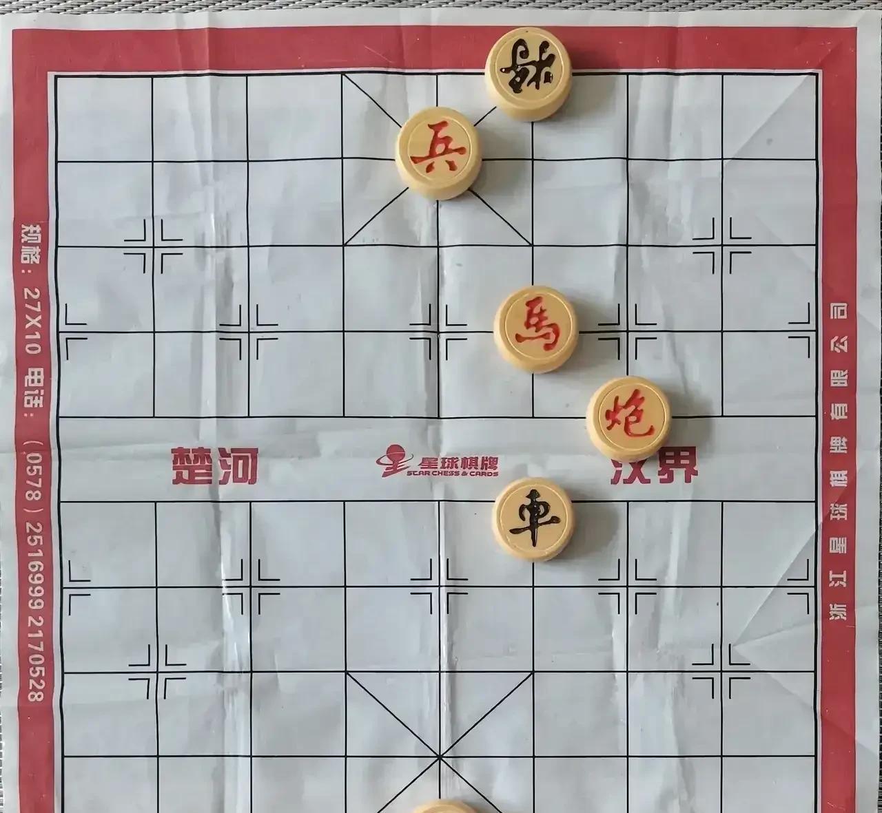 华叔摆了个残局，给了我一根芙蓉王，问我怎么样，红棋几步能赢。我看了一眼，很自信