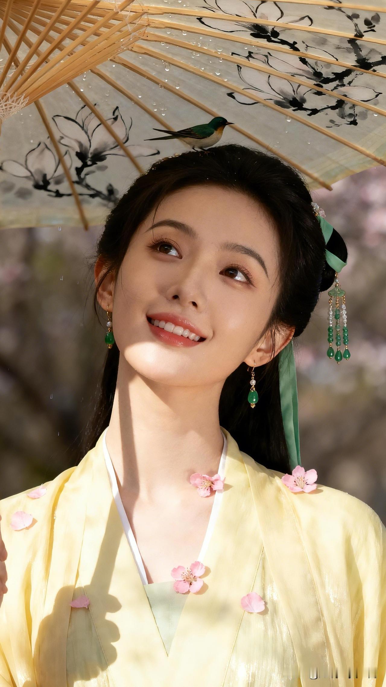 花伞遮春雨，笑语醉芳菲。美女究竟能有多美古风少女撑伞漫步，粉花点缀，唯美如画