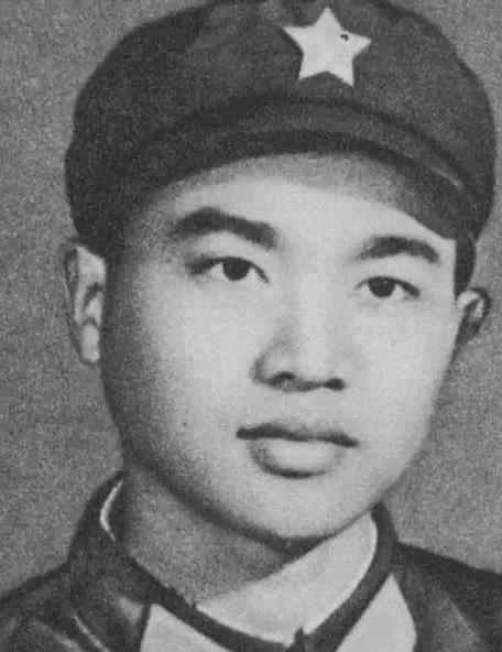 1979年，我军在攻打越军阵地时，被敌人火力死死压制！这时，一个战士突然对着报话
