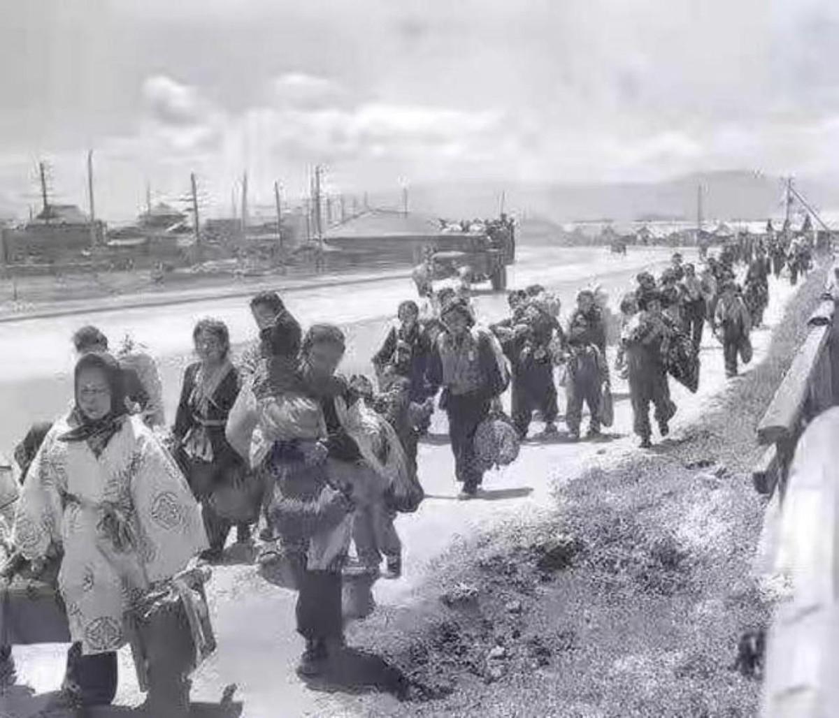 日本战败后的地狱逃亡：万人饿死街头，女人沦为“弃子”。 “战败后的日本，不只
