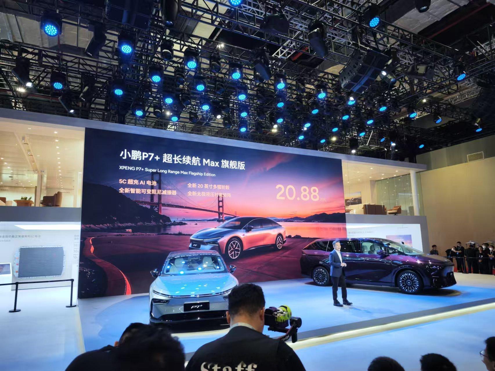 「5C旗舰版」小鹏P7+直接发布了，价格20.88万元。搭载自研AI底盘技术，采