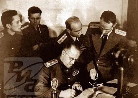 苏联元帅朱可夫，晚年没事做，写了一本战争回忆录。书稿早早送去苏共中央审查，拖了很