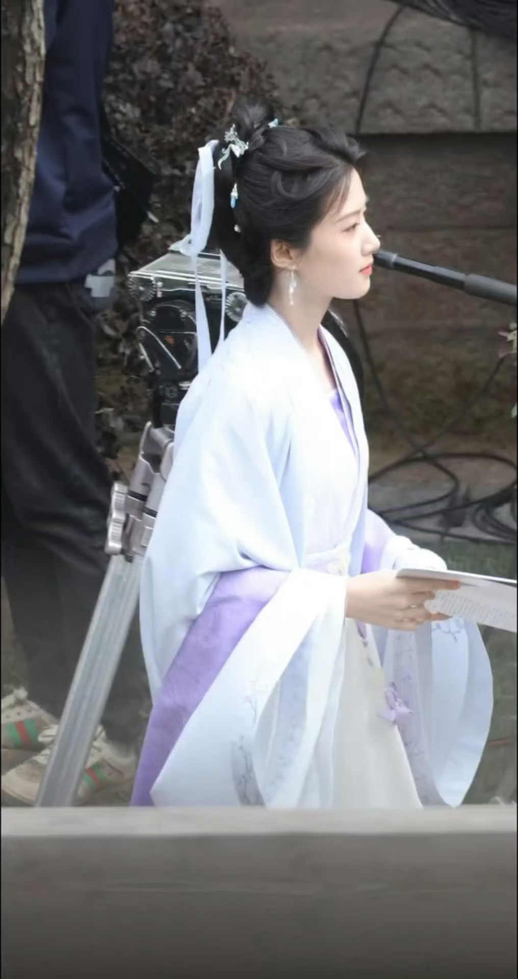 卢昱晓南衣花絮中好清丽，新发型太适配了