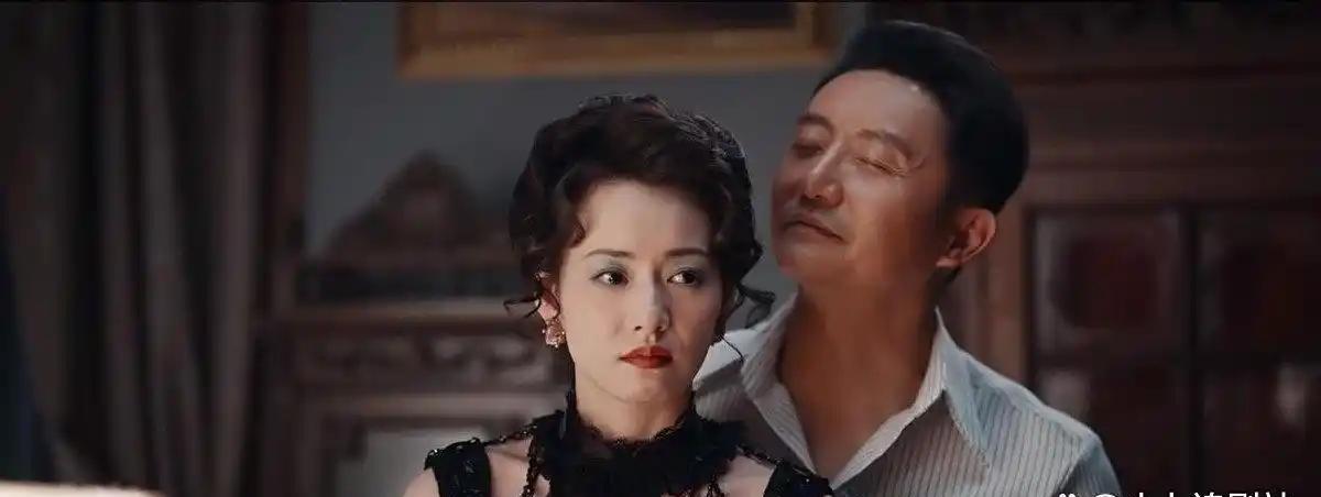 继续追剧《灼灼韶华》。二妞这个蠢女人，竟然联合夏元，一起欺骗韶华，其目的就是冲