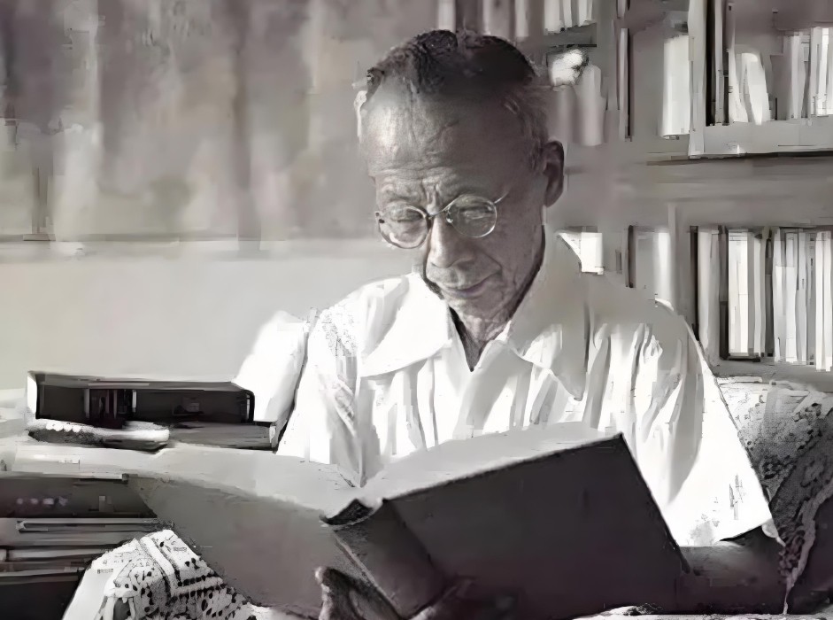 1918年，28岁竺可桢博士毕业，被女校长堵在家里。校长语出惊人：“你娶我妹妹，
