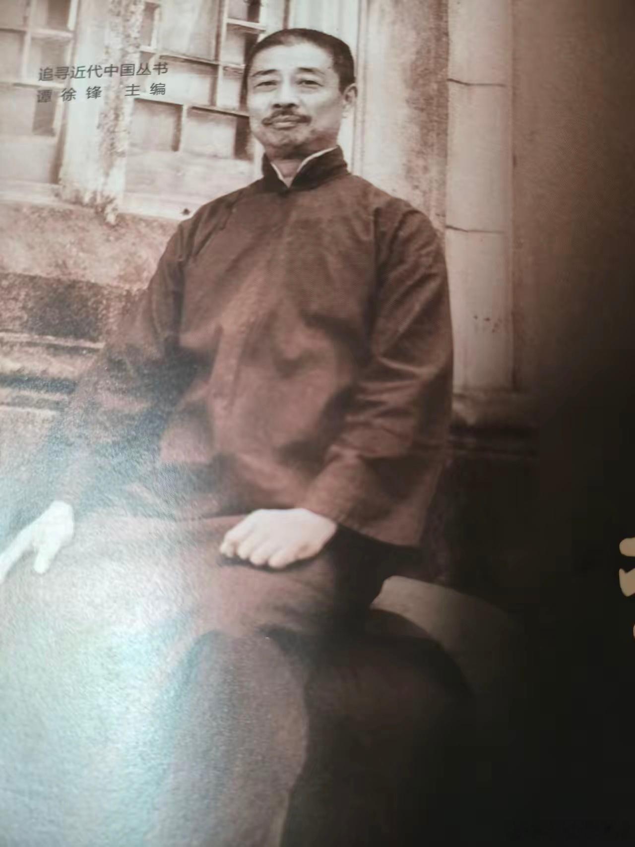 周建人回忆两位哥哥都是“神佛转世”大哥鲁迅（周樟寿）——灶司菩萨同日生。鲁迅