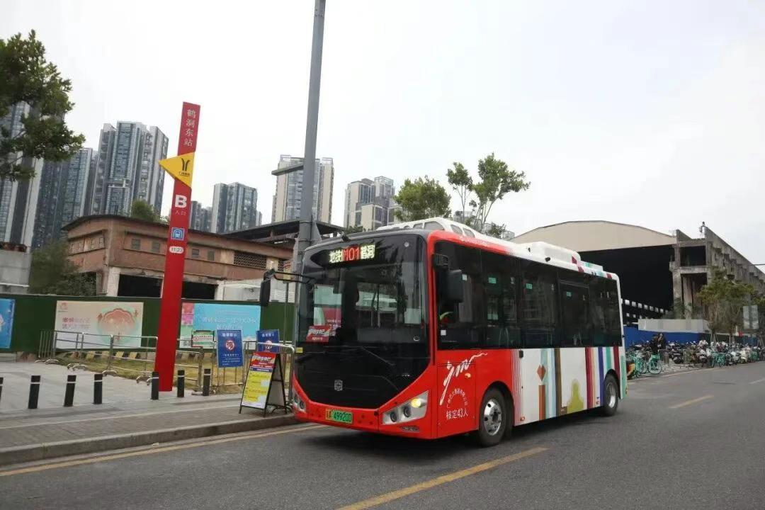 【广州公交破局！推出“地铁快巴”】据广州发布信息，广州巴士集团首批10条“地铁快