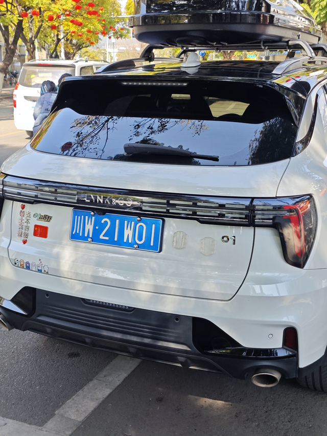 加快两万块的油了高速油耗基本都在7-8个，鄙人开车比激情，不允许前面有车，哈哈