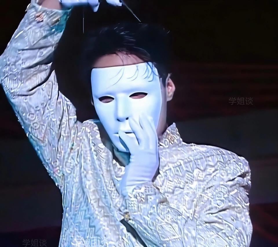 2009年，天王黎明当场摘面具，成就了他一生的经典，当时全场沸腾，尖叫不断。那