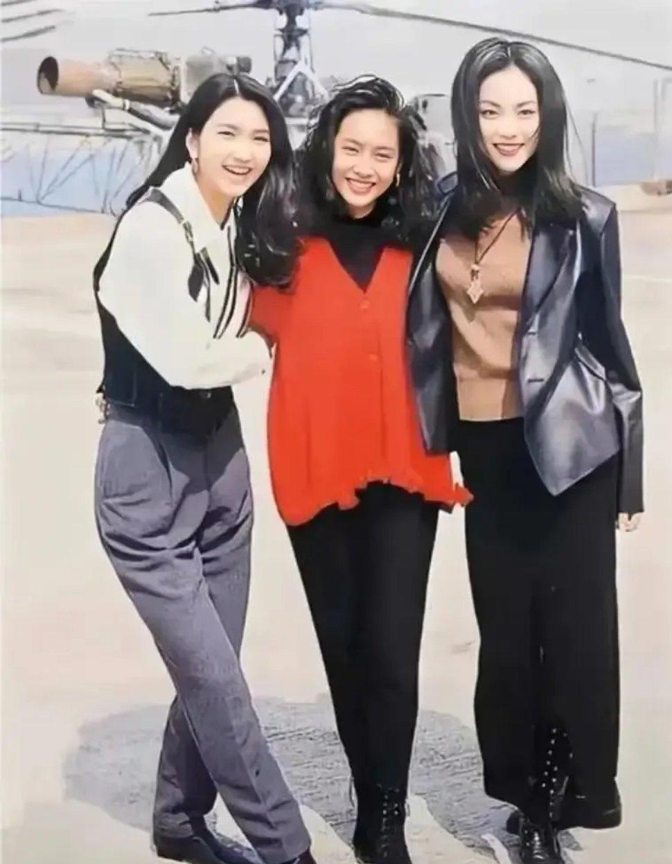 蒙圈了，左右两边我知道是洪欣和王菲，中间有人说是李嘉欣，能认出来的算我输！