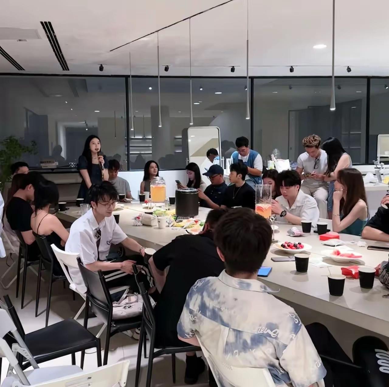 杭州那场相亲会算是彻底撕破脸了。到场的男青年条件个顶个的硬，有房有车年薪二三十万