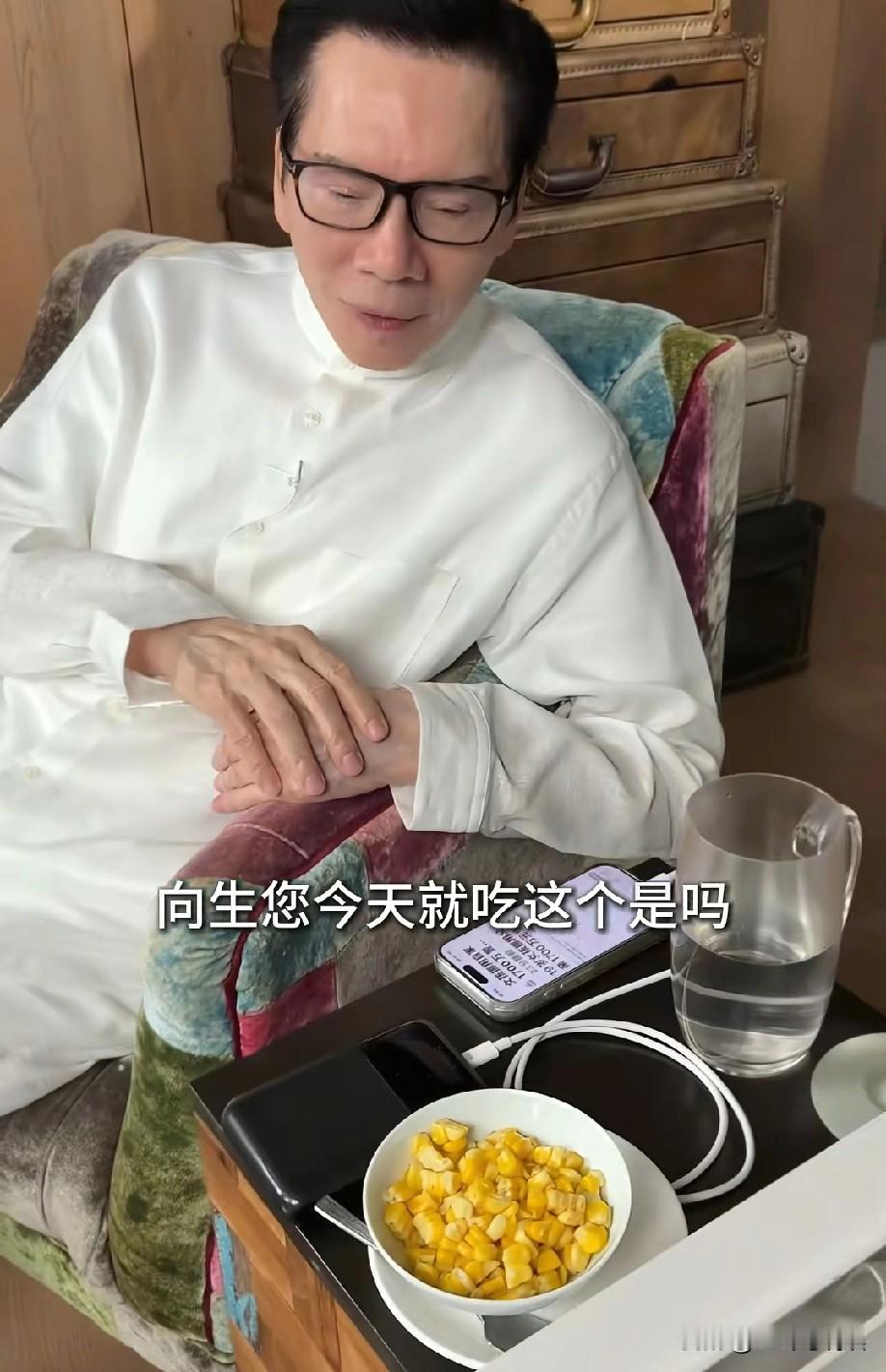 4月22日，78岁的向华强晒出他的晚餐，只有半碗玉米，而且是下午5点钟，原因是早