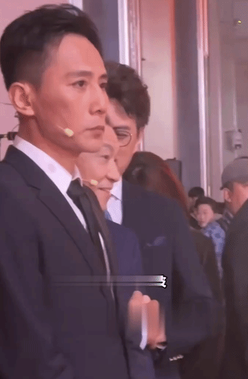 刘烨冲着在他身边热聊的靳东各种翻白眼，一脸不满，他之所以对着靳东如此不友好是因为