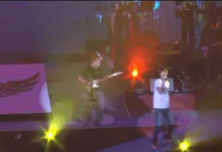 陈楚生，年轻时是真的很野！大概15年前他就这么蹦蹦跳跳的出场，犹如一匹脱缰的