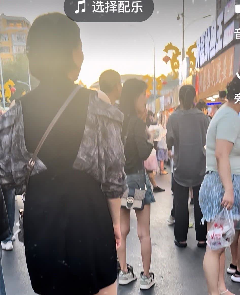 自从上次和女儿吵了一架，好久也不跟我联系了，不聊天了、花也不送了，每天只能在朋友