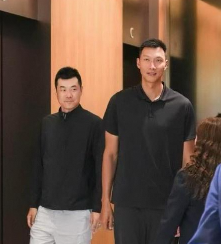 易建联退役后现身活动与王仕鹏同框竟瘦了?