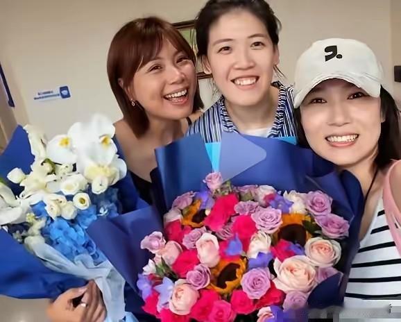 姐妹情深！妹妹李盈莹在天津动手术，中国女排队长龚翔宇、倪非凡、王梦洁三人，在北京