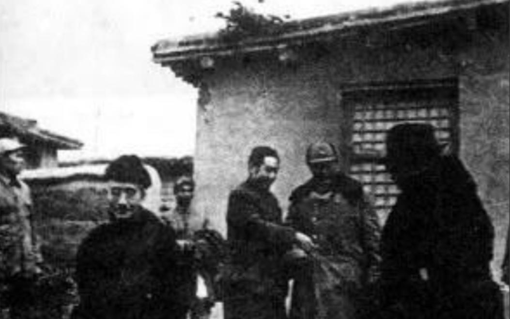 1949年，周总理到傅作义家中做客，突然发现傅作义家中有警卫部队驻扎，他眉头一皱