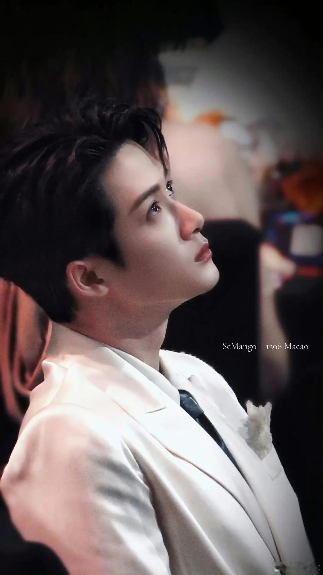 昨天那么赶的行程，爱奇艺尖叫之夜结束后还要连夜赶回剧组，又要在赶路过程中背第二天