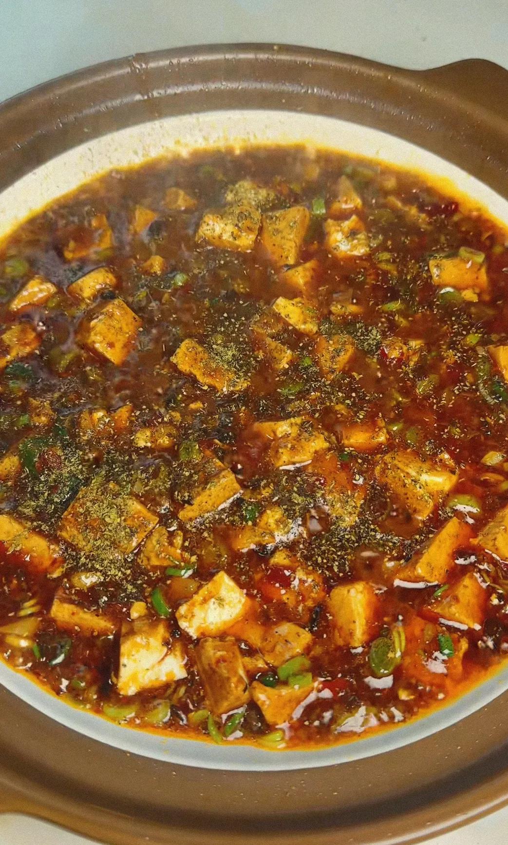 江浙沪与闽南地区的人吃不惯东北菜，东北人吃不惯清淡的南方菜，让我惊讶的川菜倒是挺