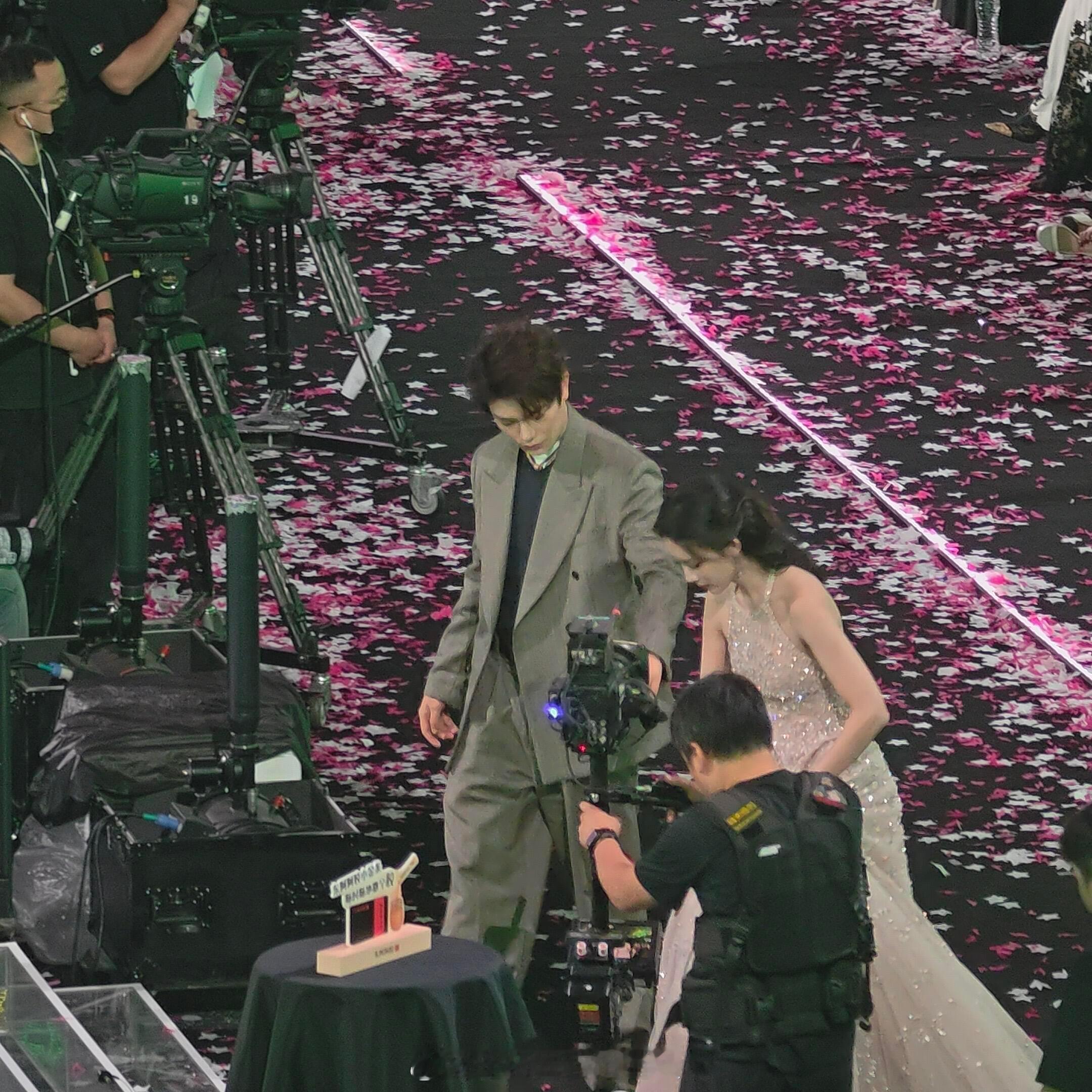 丁禹兮今日份好人好事+1，扶孟子义上下台，这个小丁真刻在骨子里的善良和绅士丁禹兮