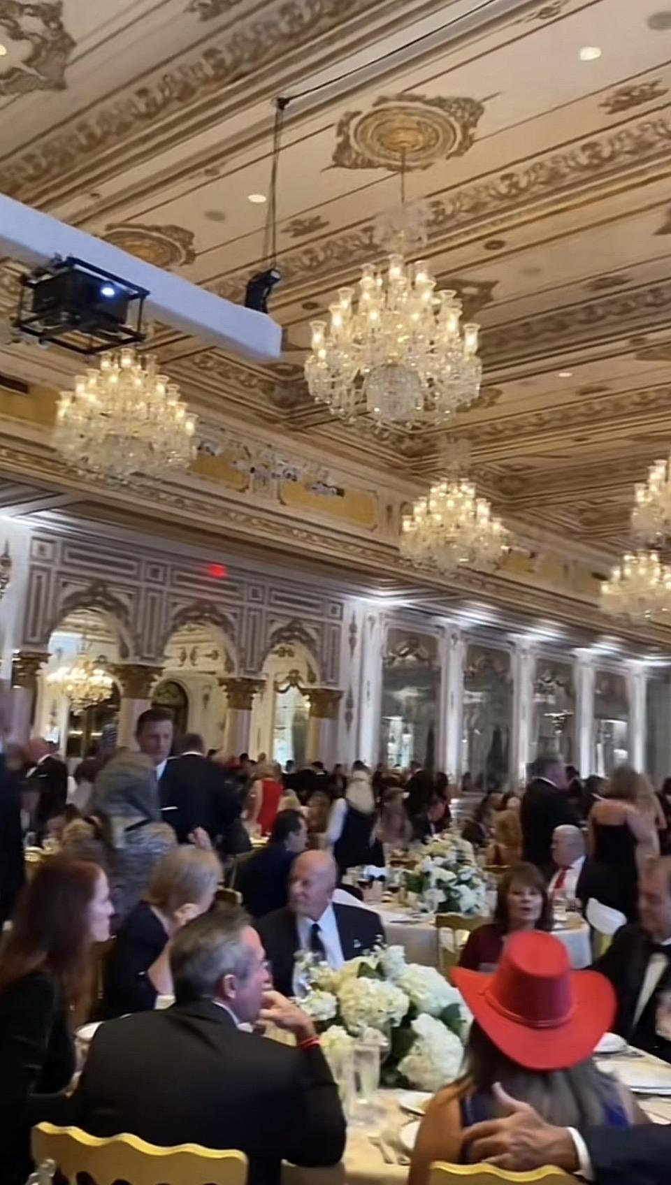 一场豪华晚宴，宾客们正在享用美食。