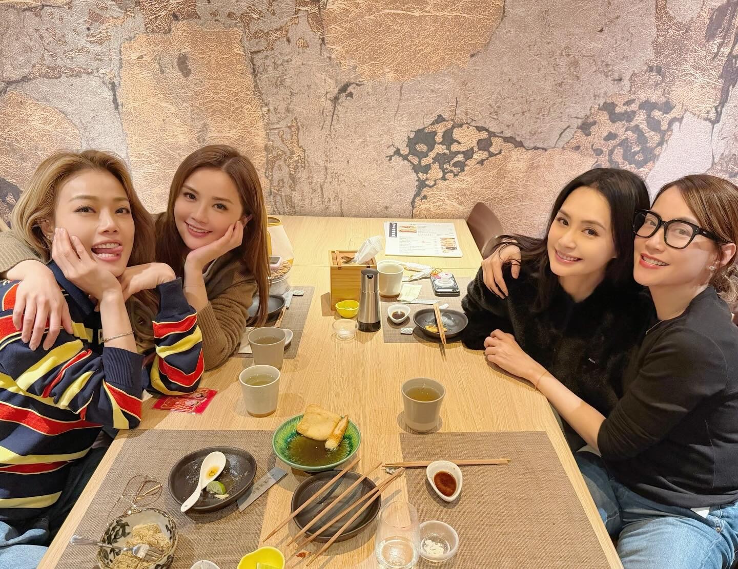 容祖儿、阿Sa、阿娇、霍汶希饭聚