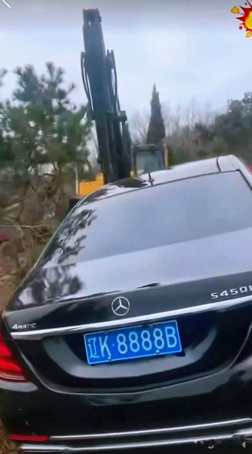 把百万奔驰埋墓里的老板找到了！原来是他！为尽孝心，这个活宝居然直接把刚买没多久