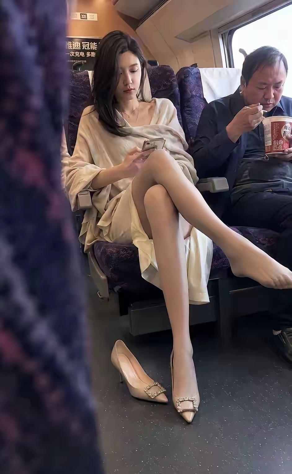 美女，大哥在旁边吃饭，你把鞋脱了，是给大哥加点醋么？