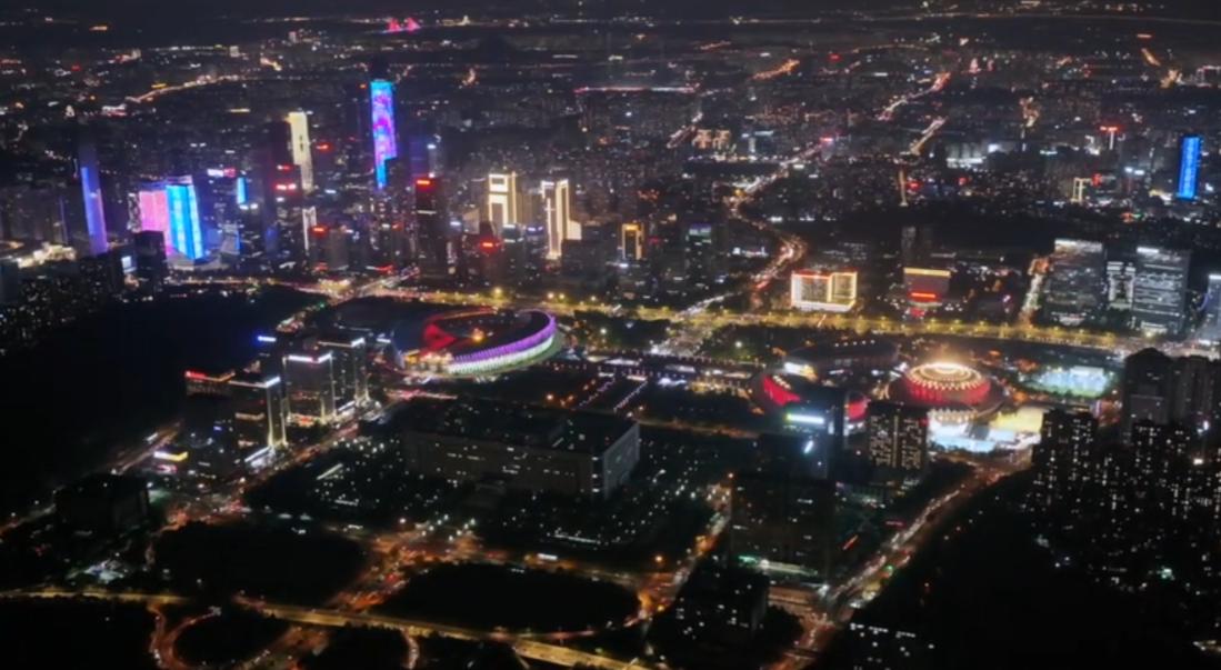 周杰伦济南演唱会，场外观众非常非常的多，几乎是水泄不通。如果你问他们为什么在外