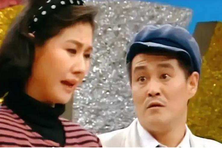 1992年，赵本山和黄晓娟表演完《我想有个家》，走下舞台，黄晓娟忽然停住脚步：“