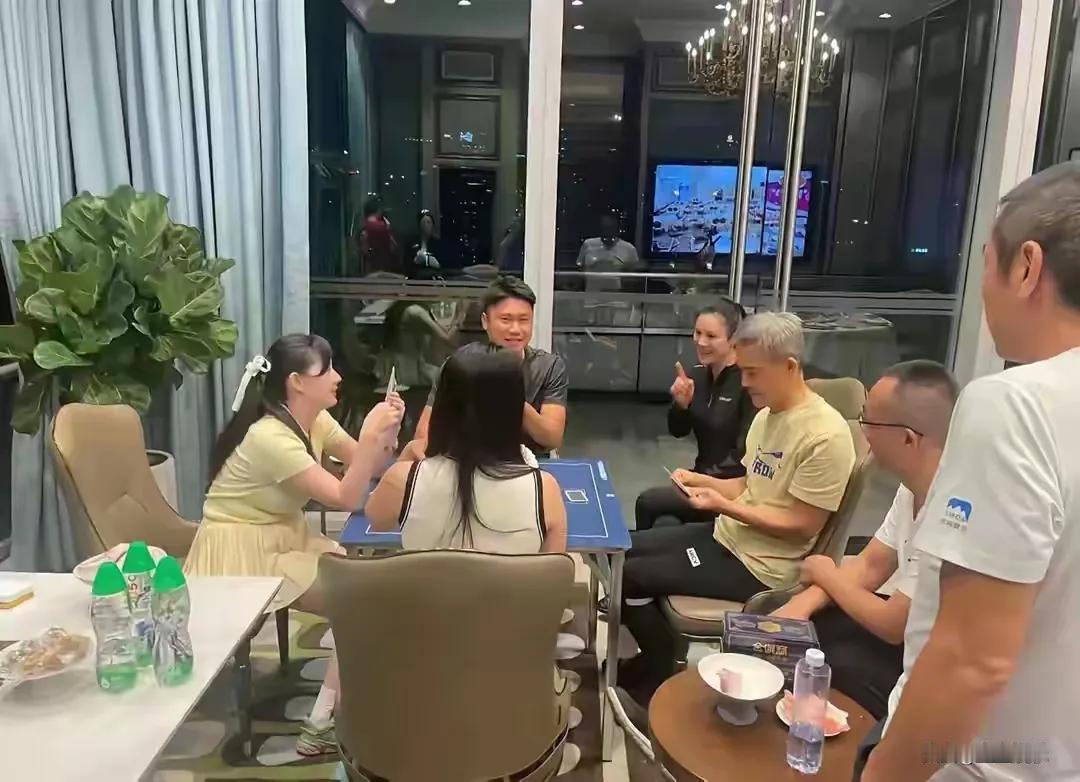 74岁的王石，在豪宅内悠然打牌聚餐，身旁还有两名年轻女子相伴，这般惬意的小日子着