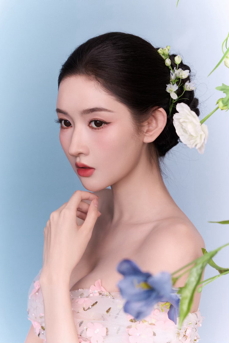 王玉雯一字肩花朵长裙王玉雯苏州活动状态救命！王玉雯这一身是从油画里走出来的吧？